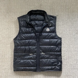 Moncler Gui väst  - Säljer en Moncler Gui väst som är i bra skick! Storlek 1 vilket motsvarar S. Har kvitto till den!  Hör gärna av dig om du har frågor!