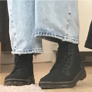 Dr. Martens i tyg storlek 39 - Snygga dr. Martens i tyg i storlek 39, men jag skulle säga att de sitter mer som 40, de är stora i storleken. Använda 2-3 gånger, säljer pga för stora✨