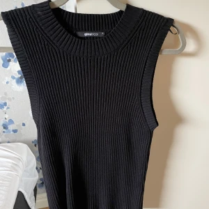 Ribbad stickad topp - Stickad ribbad topp från Gina Tricot. 