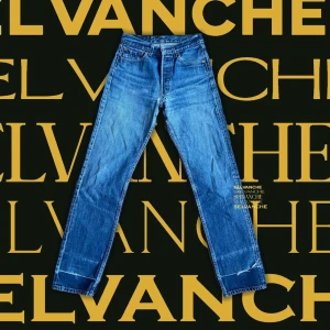 Vintage Levis 501 - Längd: 103 cm Midja: 31 cm Benöppning: 18 cm  (Mätt på byxan när den ligger ner) Cond: vintage  Snabb deal = bättte pris  Perfekt för sommaren