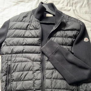Moncler jacka cardigan - Testar att lägga ut igen med ett nytt precis. Storleken sitter som M (XXL) Skick 9/10 Hör av er vid frågor