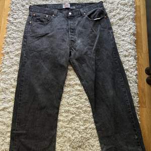 Säljer dessa big fit Levi’s 501 som har gammal logga. Vintage Kan tyvärr inte visa bild på men sitter väldigt baggy! Passar alla kön