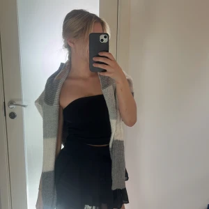 Stickad tröja - Jätte fin storlek xxs men passar större beroende på vilken passform man vill ha . Köparen står för frakten 