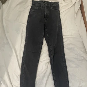 Svarta jeans - Säljer ett par svarta jeans från stradivarius i storlek 32. Nästan helt oanvända. 