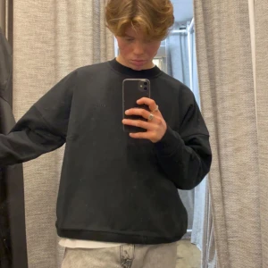 Hope Sweatshirt - Svin snygg och skön tröja från Hope. Extremt bra kvalite och passform. Storlek S Nypris 1499kr Mitt pris: 799kr Bra skick. Knappt använd. 