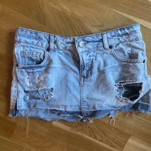 Lågmidjade kjol - Säljer denna jätte fina jeanskjol som är kort och lågmidjad. Den är storlek xxs- xs. Har ej bild på då den inte passar. Jättefin nu till sommaren! Skriv om ni har frågor 🙌