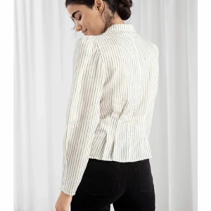 & other stories blus - En helt oanvänd blus från & Other Stories  i stl 34. Köpt för 690 kr säljer för 185 kr<3