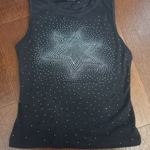 sparkly tank top  - svart tank top från Cider i storlek XS köpte för 123 sek  e ca ett år gammal   
