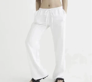 Linnebyxor H&m - Säljer dessa eftertraktade linnebyxor från H&m. Passar mig som är ca 164-165. In princip helt nya, använda två gånger. Hör av er vid frågor