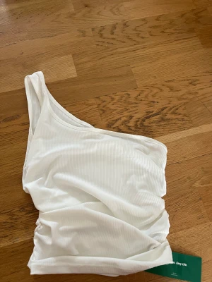 Topp - En söt topp ifrån shein o använd med lapp kvar ! Strl M💜