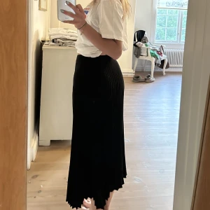 Svart långkjol - Superfin svart långkjol, perfekt för sommarkvällar! Nyskick!💕storlek XS men passar även mig som brukar ha S
