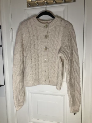 Kofta Samsoe Samsoe Ull+alpacka - Cremevit kofta från Samsoe Samsoe, alpacka och ull. Knappar av pärlemor. Superfin!