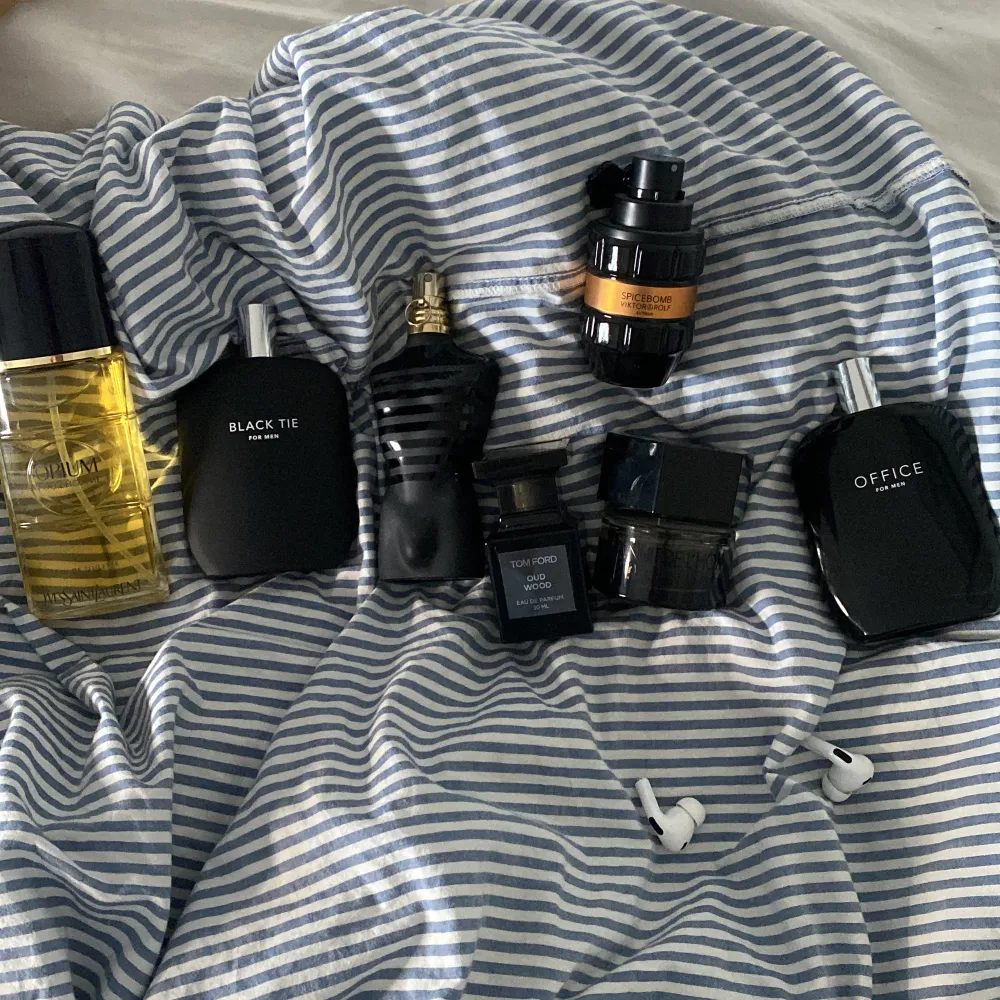 Spicebomb extreme  Office for men La nuit de l’homme Jean Paul Gaultier le parfum  Fragrance one black tie Yves saint Laurent opium  Tom Ford oud wood. Övrigt.