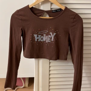 Magtröja med motivet ”honey” - Betalning sker via köp nu🥰 Köparen står för frakten💗