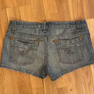 Lågmidjade jeansshorts  - Riktigt fina lågmidjade jeansshorts som är köpta secondhand men utan tecken på användning. Storlek 40 på lappen men passar snarare en 36 möjligtvis 38. Skriv vid eventuella frågor eller prisförslag 🤗😁