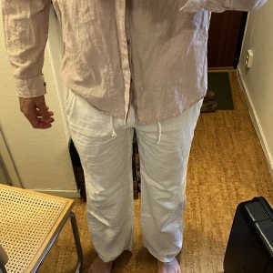 Linnebyxor - Linnebyxor från Blake i bra skick! Passar M/L. Rakt sydda ben. 