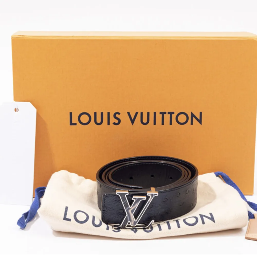 Specialbeställt Louis Vuitton skärp i deras dyraste exklusivaste strutsläder. Blått skärp med silver/blå/vit marmorerad LV spänne.  Längd 100.  Mycket gott skick. Nypriset är 16800kr på LVs hemsida. Skickar mer bilder på förfrågan samt bild på serienummer. Accessoarer.