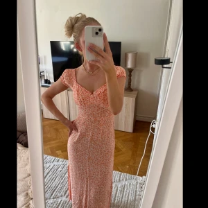 Klänning - Superfin klänning från H&M som inte längre kommer till användning hos mig!  Storlek 34, normal i storleken🌸 Jättefint skick, behöver bara strykas👏