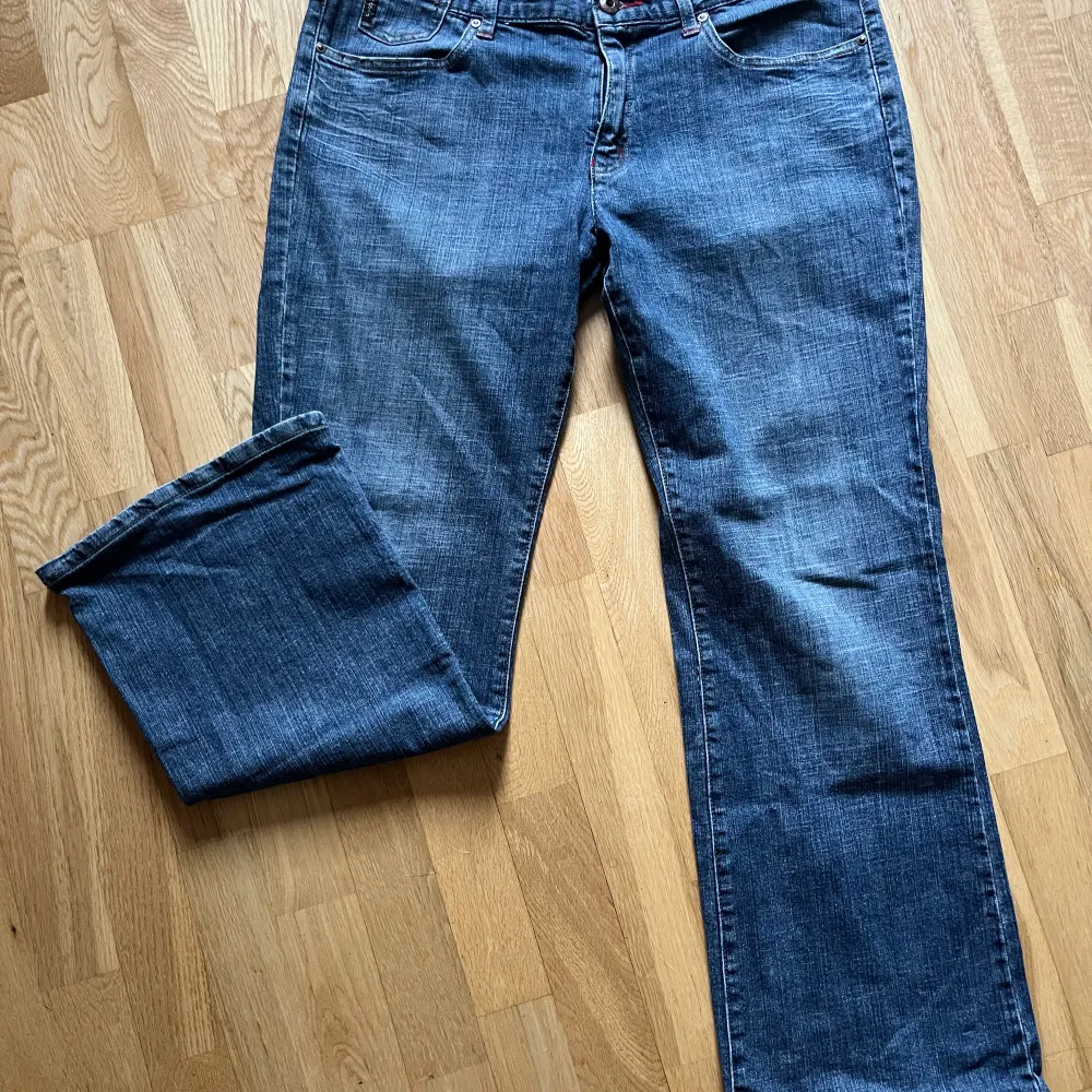 Lågmidjade bootcut jeans🤩Innerbenslängd 74 cm passar storlek 38 dam, superfint skick (lite stora på mig). Jeans & Byxor.