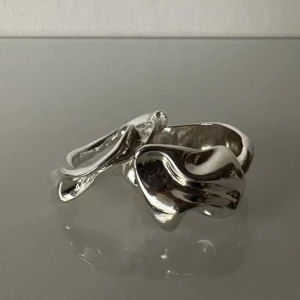 Silver ringar  - Helt ny silverringen från Weekday. Riktig coola ringer men passar tyvärr inte mig. Köpte båda för 200, men säljer båda för 90 🤗