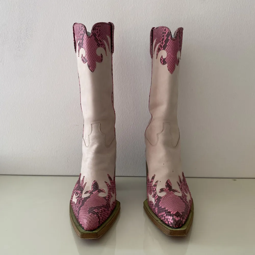 Vintage cowboy boots i äkta rosa läder. Skor.