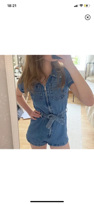  Jeansdress - Säljer dena fina jeansdress från hm då den är för kort för mig. Använt 2 gånger så den är i väldigt fint skick.