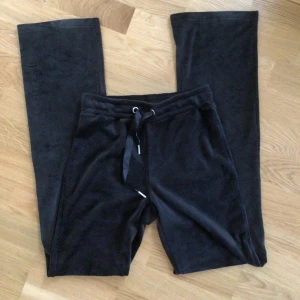 Velour byxor - Säljer dessa velour byxor från Gina som liknar juciy byxorna. De är helt oanvända. Säljer då dem är lite för långa för mig ( jag är 159 cm)💕
