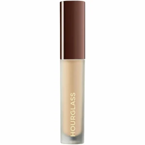 Ny! HOURGLASS Airbrush Concealer  - Vanish Airbrush Concealer i färgen Cotton - Travel Size är en viktlös och flytande concealer som ger full täckning. Formulan är vattenfast och ger ett jämnt resultat som håller hela dagen.