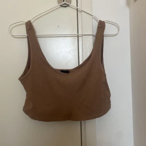 Croptop från Gina Tricot - Croptop i smutsrosa/mauve förg från Gina tricot.