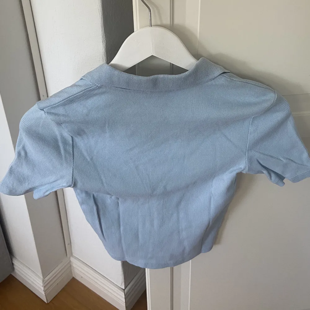 Blå t-shirt i tennisstuk från Zara i strl S men passar även XS. 40kr + frakt. T-shirts.