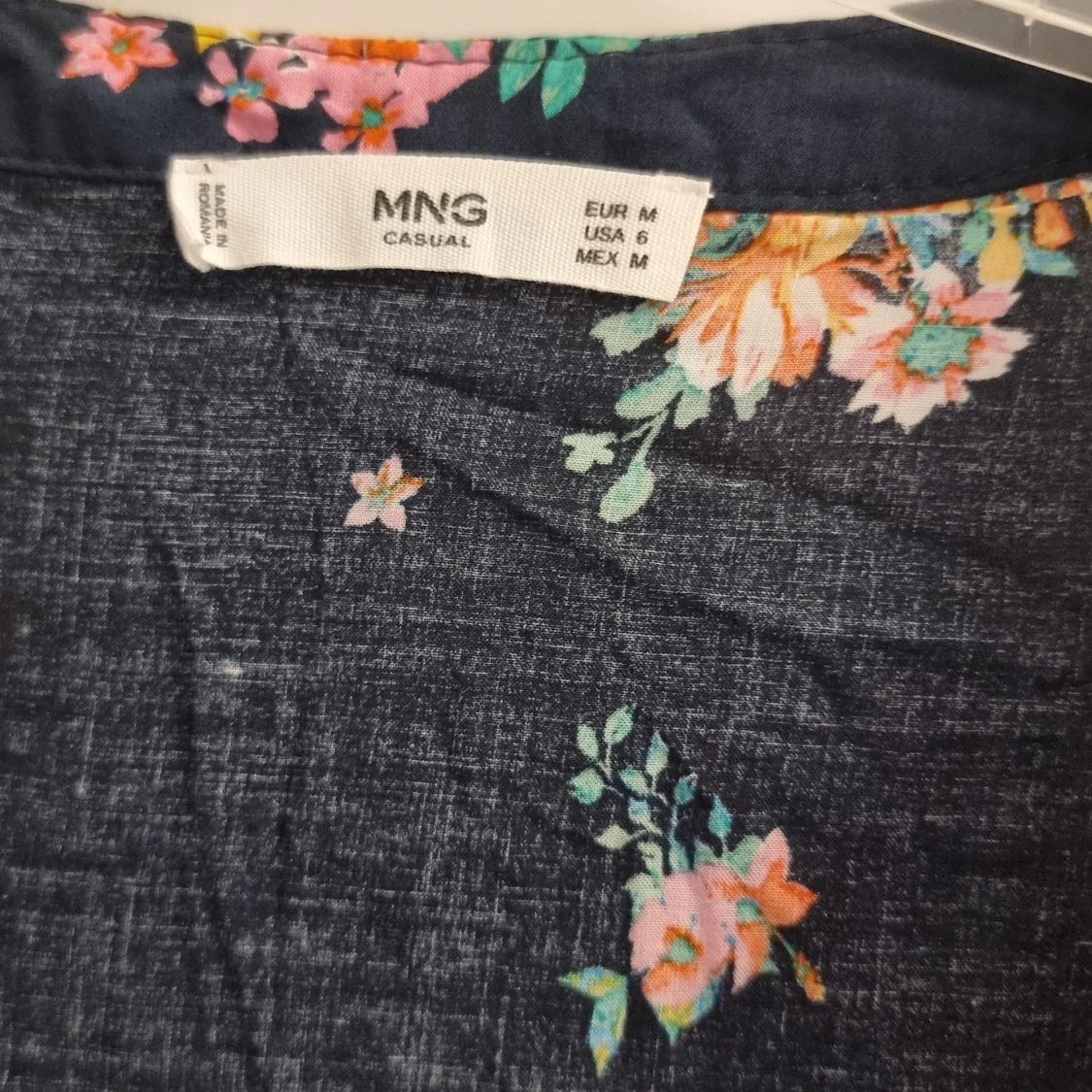 Blommig blus från Mango - 91