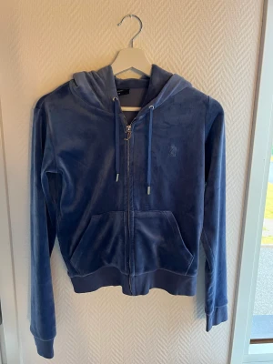 Juicy tröja  - Blå juicy tröja som är i nyskick och sällan använd. 