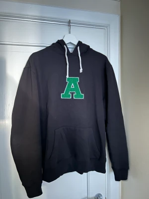 Axel arigato hoodie - Svart Axel arigato hoodie i storlek M! Skön och inte för tjock hoodie!   Sparsamt använd och i gott skick! Bara att höra av sig för fler bilder osv👍 Kan skickas eller mötas upp i sthlm👍