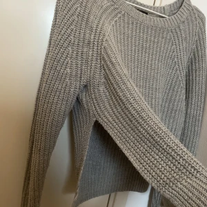 Stickad tröja från Vila - Stickad tröja från Vila med slits.