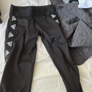 Träningstights - Köpt från intersport, bra skick ingen anmärkning. Sitter perfekt på. 