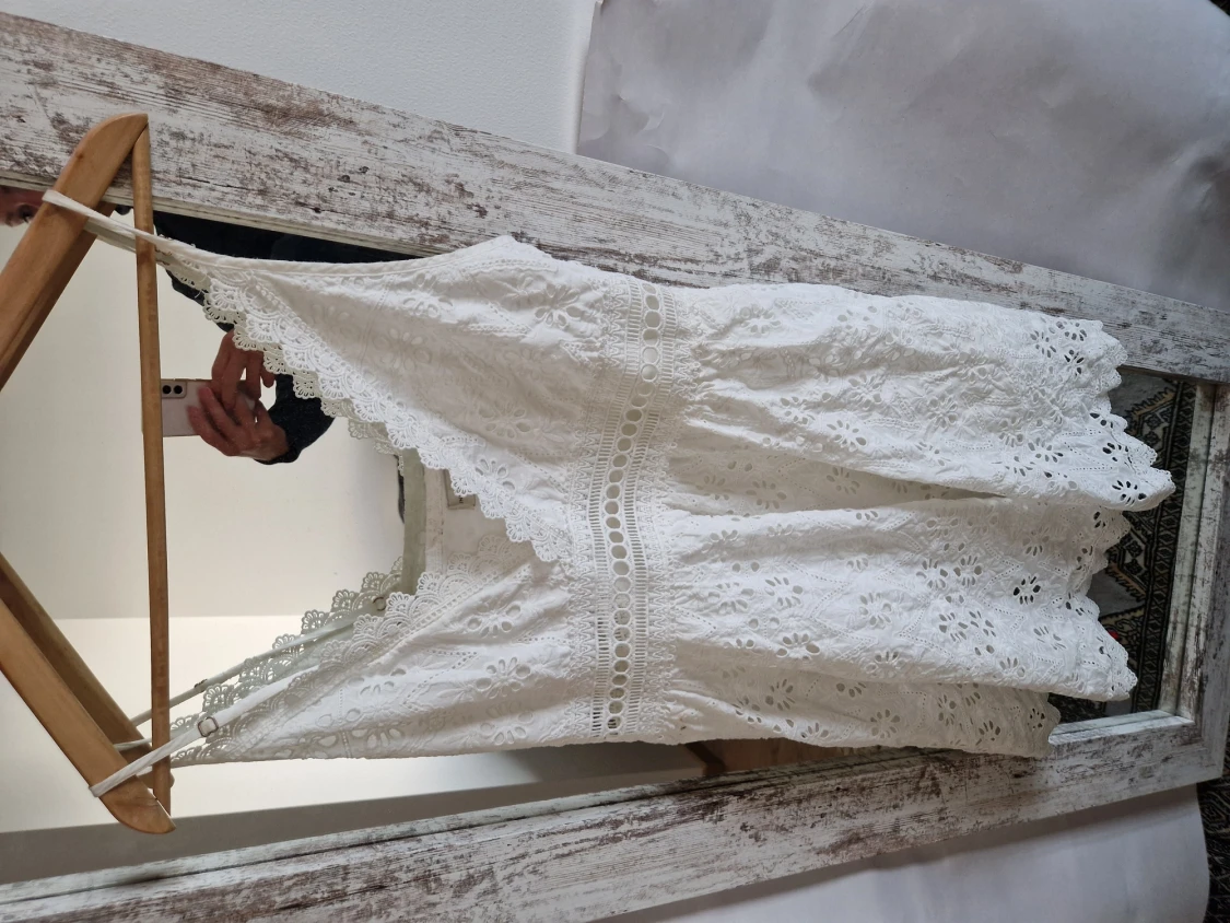 By malina vit sommarklänning storlek S