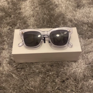 Chimi - Chimis i färgen Litchi super fina dom har inga repor och ser ut som nya. Putsduk och fodral kommer med🥰