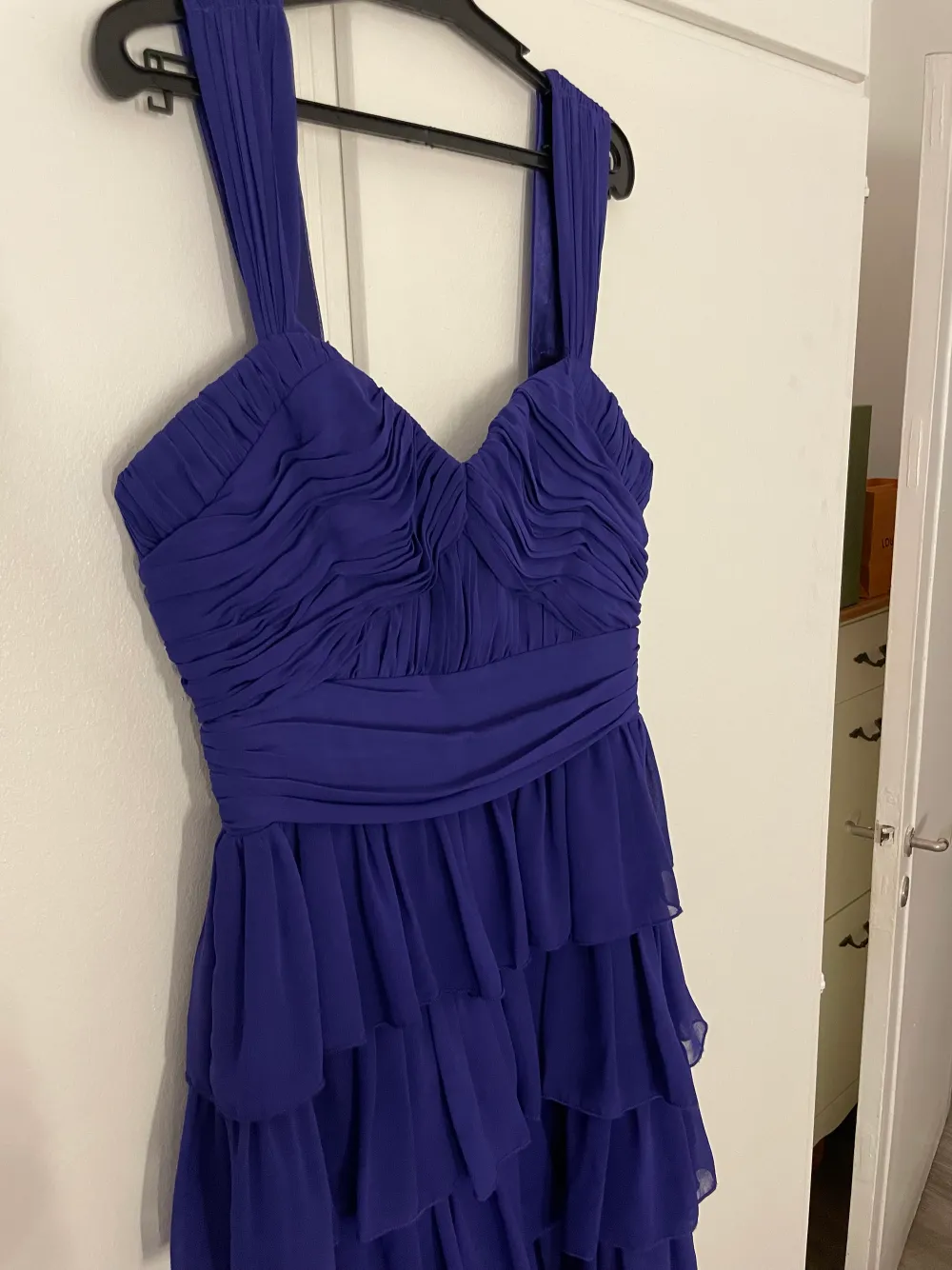 En jättesöt kort klänning från Lipsy London. Storlek 12, jag hade sagt att det är snarare en xs/s. Den är typ lila-blå i verkligheten. . Klänningar.