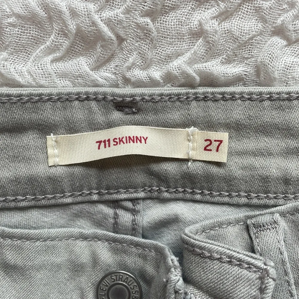 Gråa, stretchiga mågmidjade jeans från Levi’s.  W27 L32 Skinny . Jeans & Byxor.