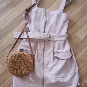 Ljuslila jeansklänning, klänning, H&M  - Ljuslila klänning från H&M. Passar medium. Ca 40. 