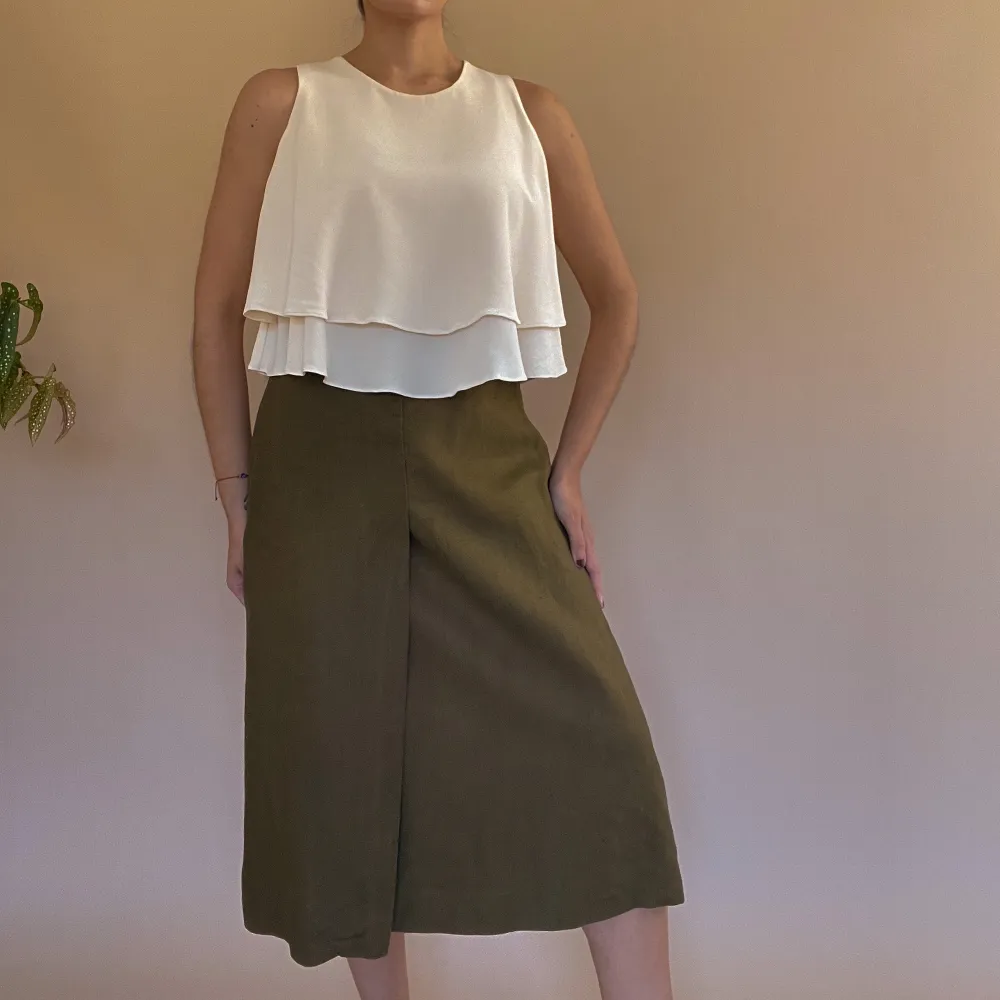 Vintage Feminine Skirt in Linen.  Knee Length with Frontal Panel Opening. Lining Included. Side Zip & Hook/Eye Closure. Hand dyed olive green, small natural design imperfections . Made in Italy  70 CM Length 72 CM Waist 84 CM  Hips. Kjolar.