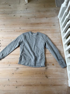 Grå Sweatshirt  - Säljer nu denna sweatshirt från Arket då den blivit för liten för mig. Sparsamt använd och väldigt bra skick! Pris kan diskuteras.