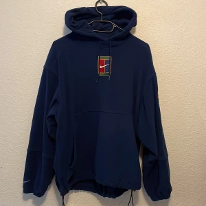 Nike hoddie  - Vintage Nike tennis hoddie. Har knappast använt den och den är som ny, det är storlek M men passar för både L och S för man kan spänna den.