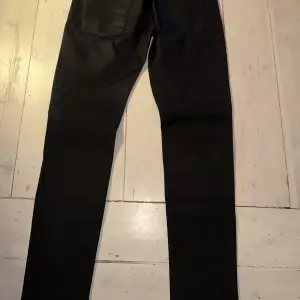Svarta snygga replay jeans köpta på Åhléns modell namn anbass 