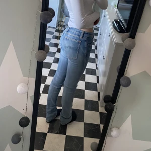 Lågmidjade jeans - Ett par lågmidjade jeans från märket Nudie. Dom är i mycket bra skick✨💕 Jättesnygg detalj på bakfickorna. Nypris ca 1300. Dessa är dock en gammal modell och vintage så de finns ej att köpa längre. Skriv vid frågor o kom gärna med prisförslag🌷🫧💕✨