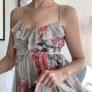 Långklänning 36 - En vacker sommarklänning från Gina tricot. Dragkedja i sidan och lång kjol som går ända till fötterna.