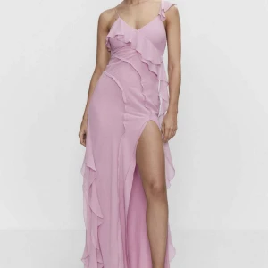 Mango klänning  - Jag säljer denna super fina klänningen från Mango, aldrig använd! 