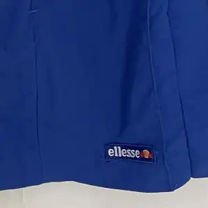 Mörkblå tenniskjol från märket Ellesse. Bra skick och knappt använd! Köpt på en finare second hand butik i Barcelona  