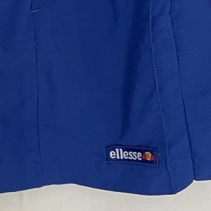 Ellesse kjol - Mörkblå tenniskjol från märket Ellesse. Bra skick och knappt använd! Köpt på en finare second hand butik i Barcelona  