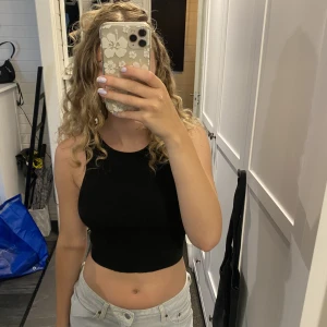 svart topp - svart topp med öppen rygg. säljer för jag aldrig använder den, i bra skick då den knappt är använd. xs men passar mig som har s.